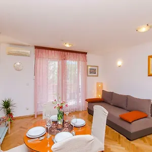 https://apartment-lucija-split-21000-4.splithotels.org